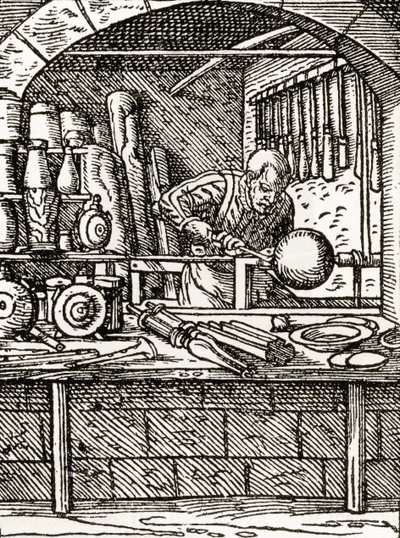 Un tornitore al lavoro nel XVI secolo, da 